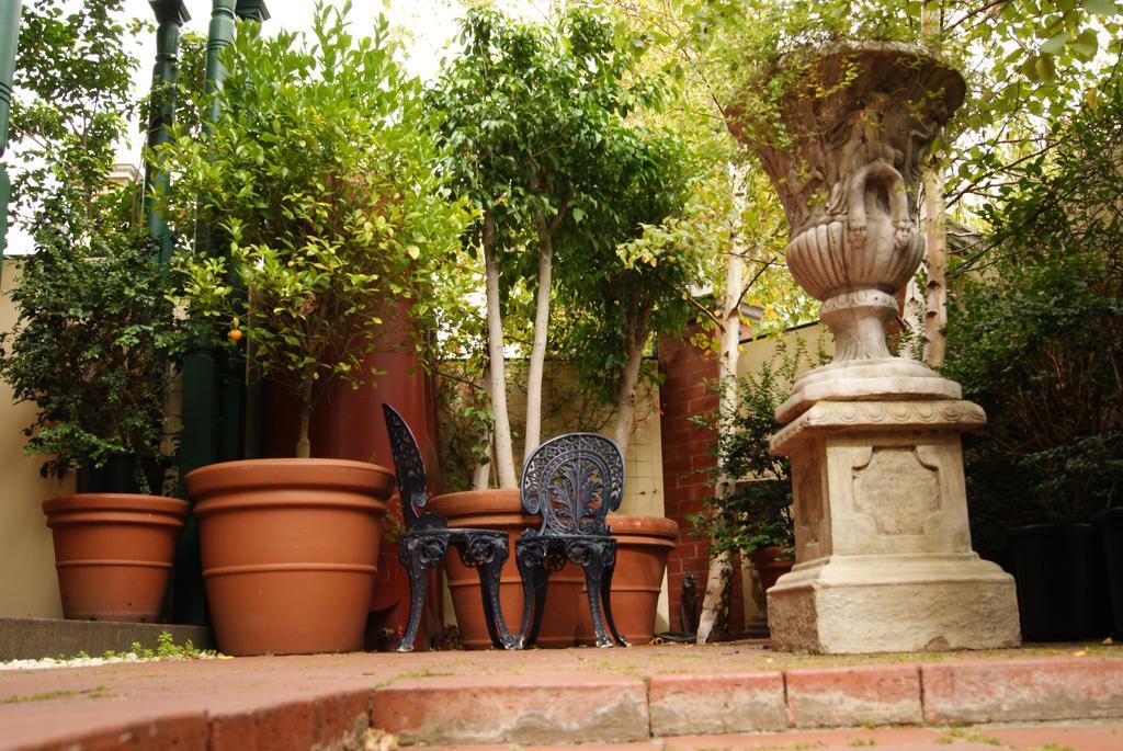 Andre'S Mews Aparthotel Melbourne Bagian luar foto