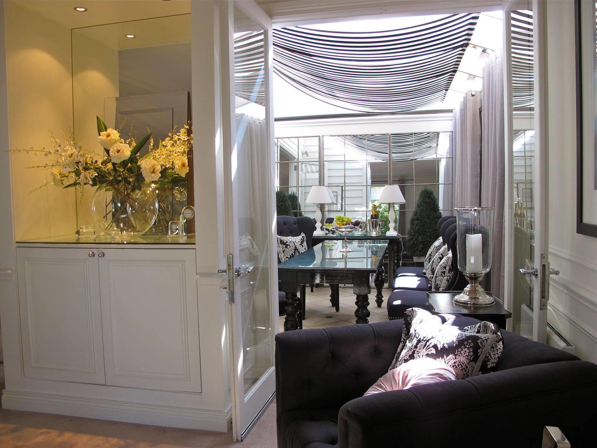 Andre'S Mews Aparthotel Melbourne Bagian luar foto